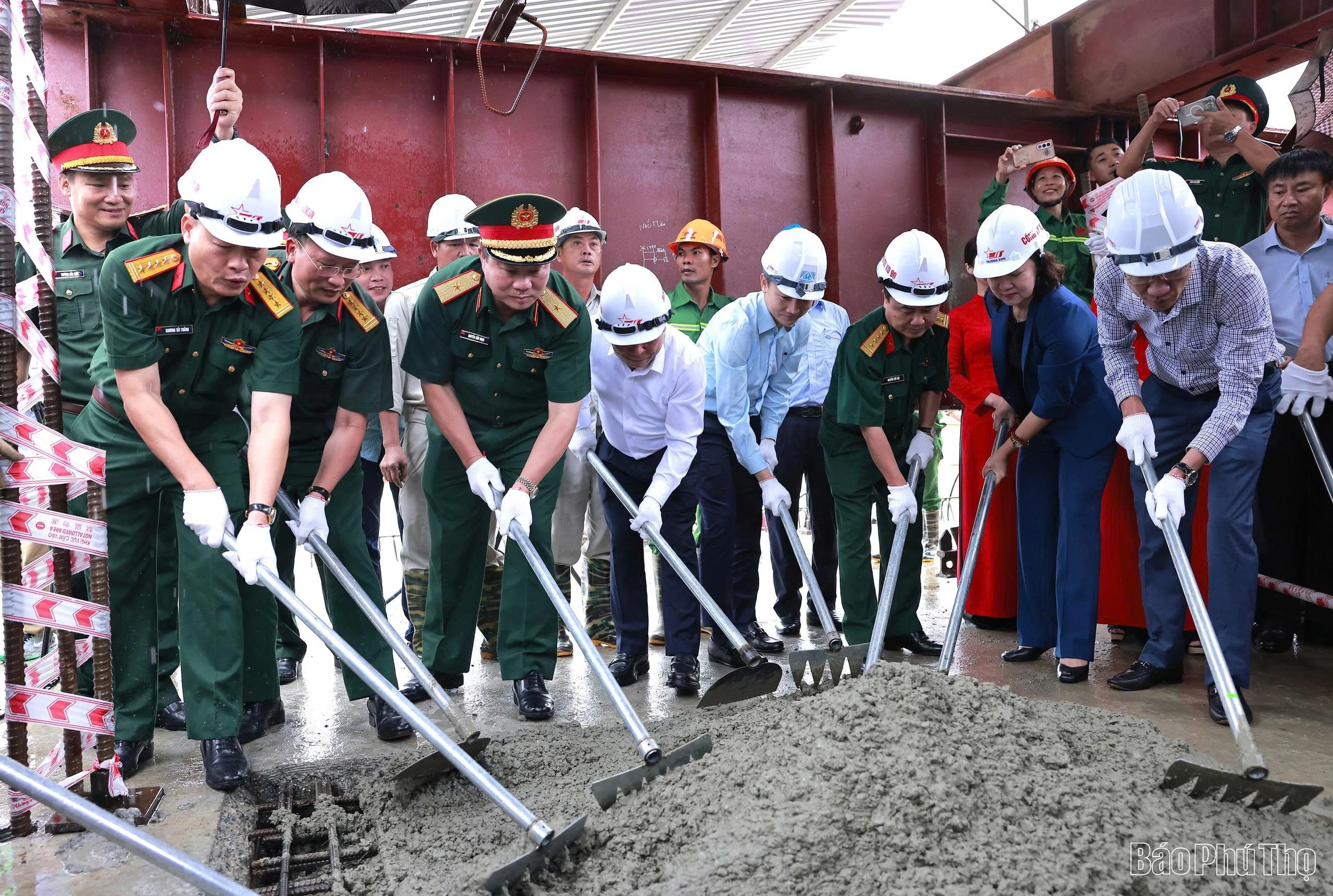 Closure of Phong Chau Bridge Arch, National Highway 32C, Phu Tho Province