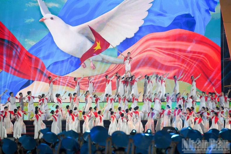 Art programme features Viet Nam’s 80-year journey of independence, freedom, happiness