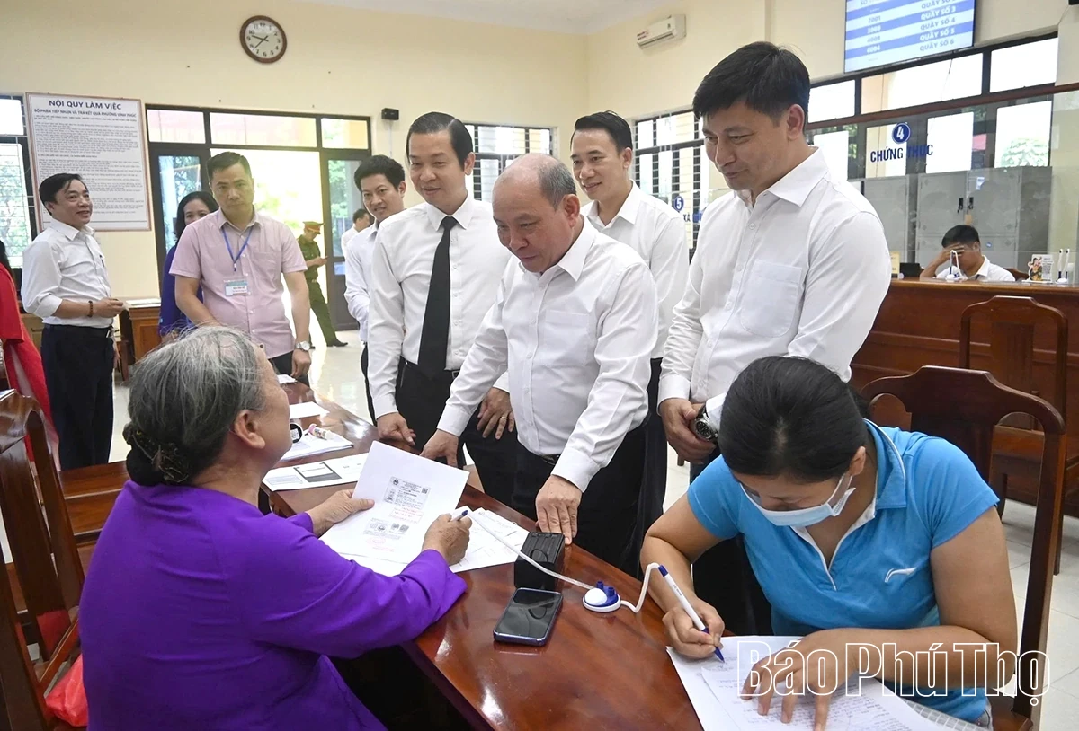 Deputy Secretary of the Provincial Party Committee Bui Duc Hinh Visits and Works at the Vinh Phuc Commune Public Service Center