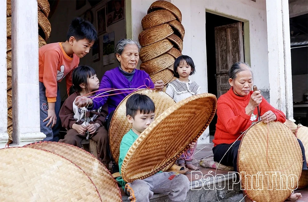 “Keeping the Flame” of Traditional Crafts in Phu Tho
