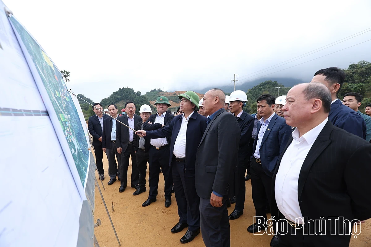 Secretary of the Provincial Party Committee Truong Quoc Huy inspects the Hoa Binh - Moc Chau Expressway Project and the Expanded Hoa Binh Hydropower Plant Project