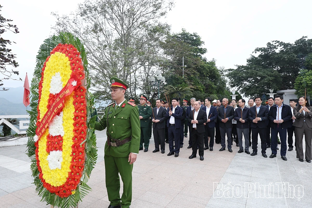 Secretary of the Provincial Party Committee Truong Quoc Huy inspects the Hoa Binh - Moc Chau Expressway Project and the Expanded Hoa Binh Hydropower Plant Project