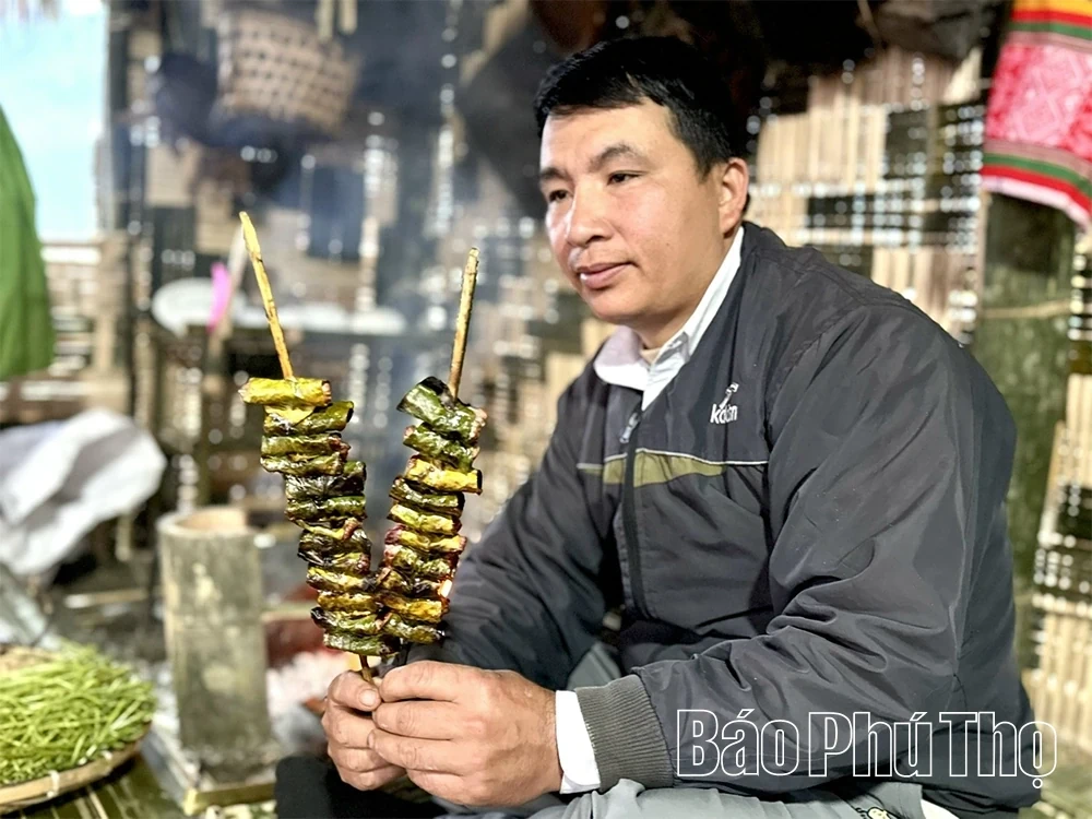 Pomelo Leaf-Wrapped Grilled Pork: The Culinary Essence of Muong Culture