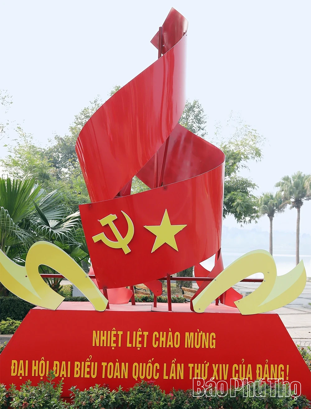 Vibrant Flags and Flowers Welcome the 14th National Party Congress