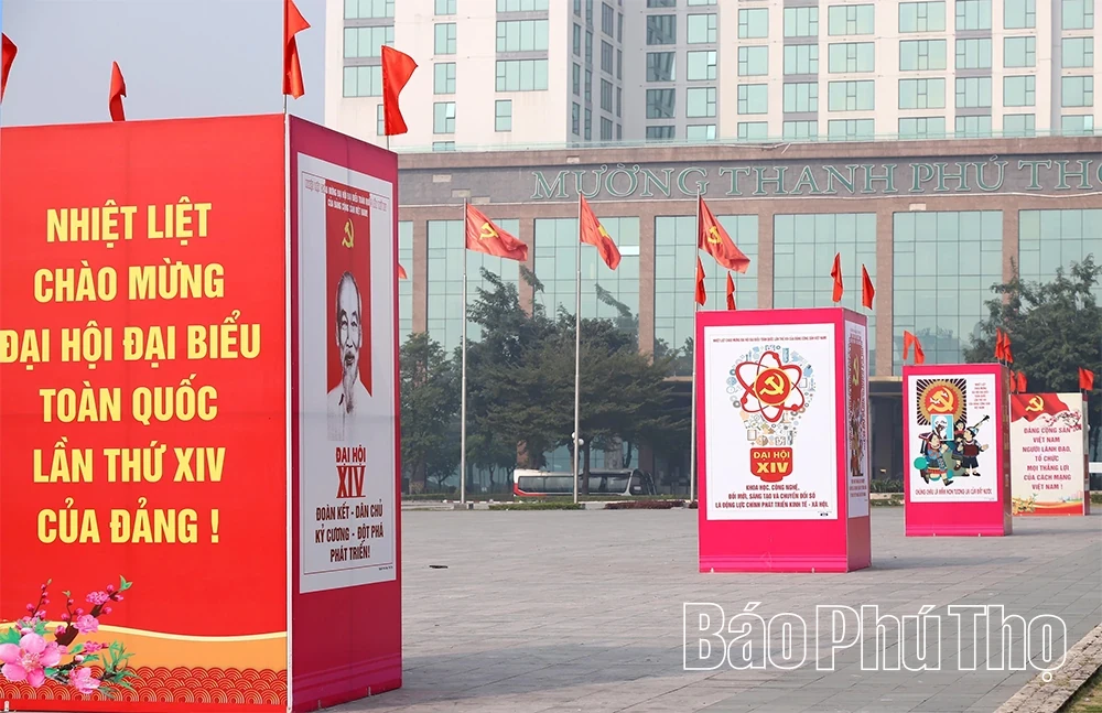 Vibrant Flags and Flowers Welcome the 14th National Party Congress