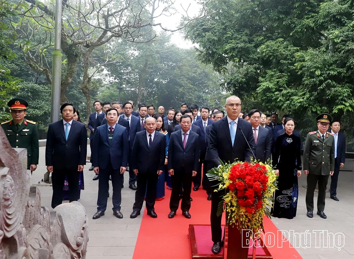 Phu Tho Provincial Party Delegation Offers Incense to Hung Kings Ahead of 14th National Party Congress