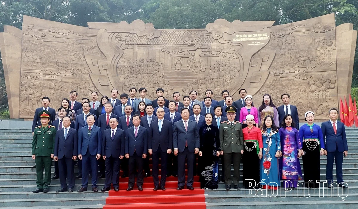 Phu Tho Provincial Party Delegation Offers Incense to Hung Kings Ahead of 14th National Party Congress