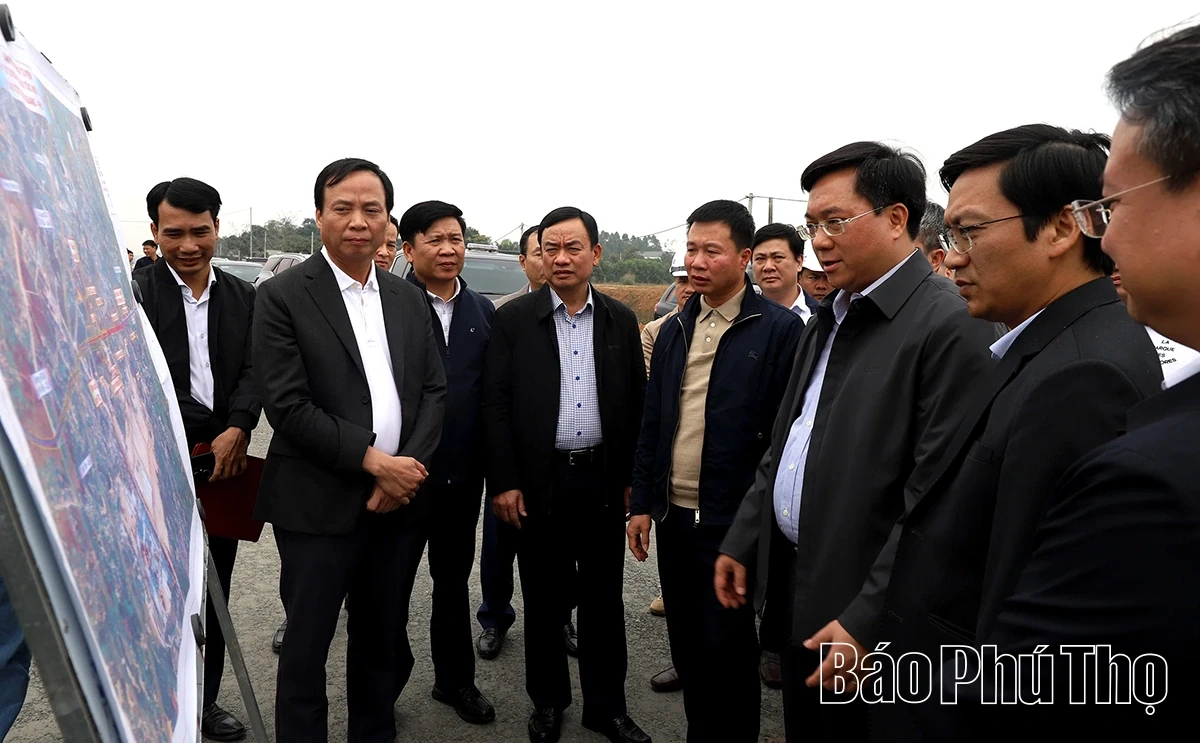 Chairman of Provincial Peoples Committee Tran Duy Dong inspects the progress of several transport projects in the province