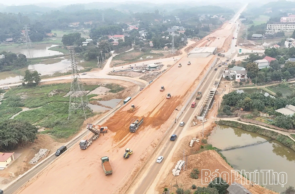 Chairman of Provincial Peoples Committee Tran Duy Dong inspects the progress of several transport projects in the province