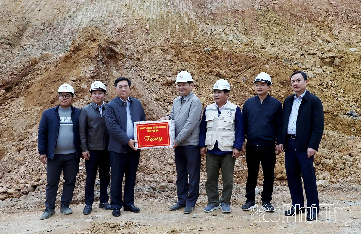 Chairman of Provincial Peoples Committee Tran Duy Dong inspects the progress of several transport projects in the province