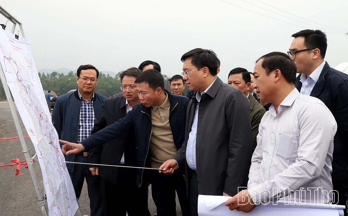 Chairman of Provincial Peoples Committee Tran Duy Dong inspects the progress of several transport projects in the province