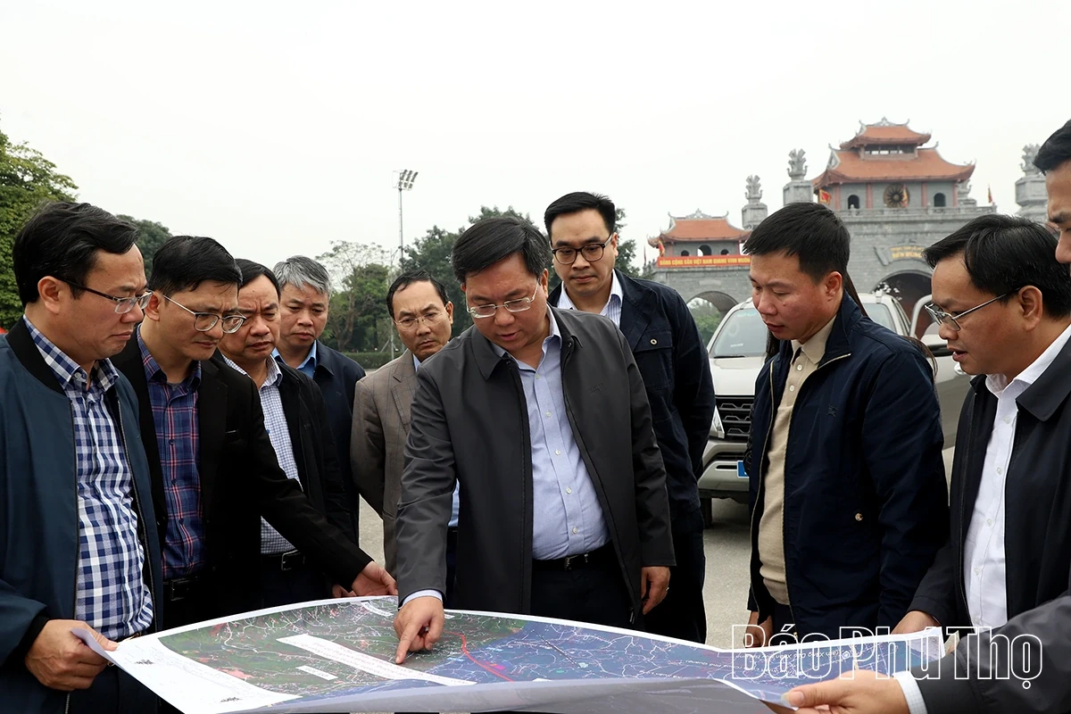 Chairman of Provincial Peoples Committee Tran Duy Dong inspects the progress of several transport projects in the province
