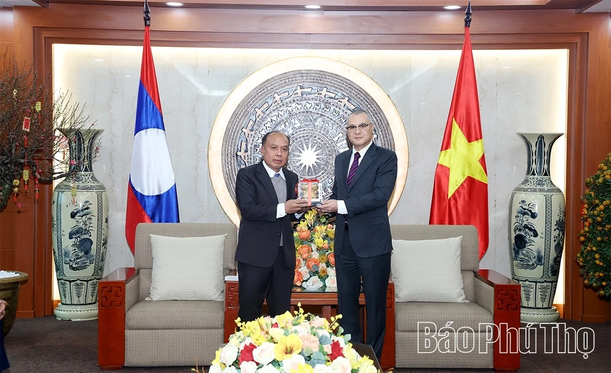 Provincial Party Secretary Receives Delegation from Houaphanh Province