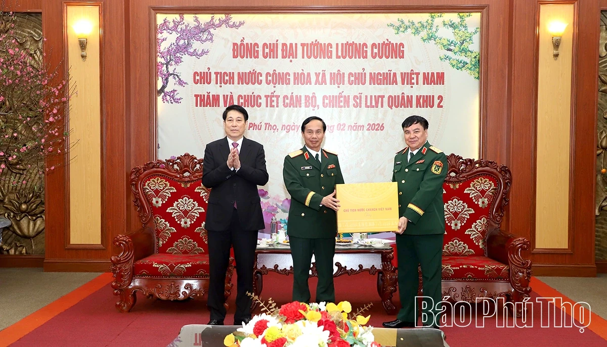 State President Luong Cuong Visits and Extends Tet Wishes to the Armed Forces of Military Region 2