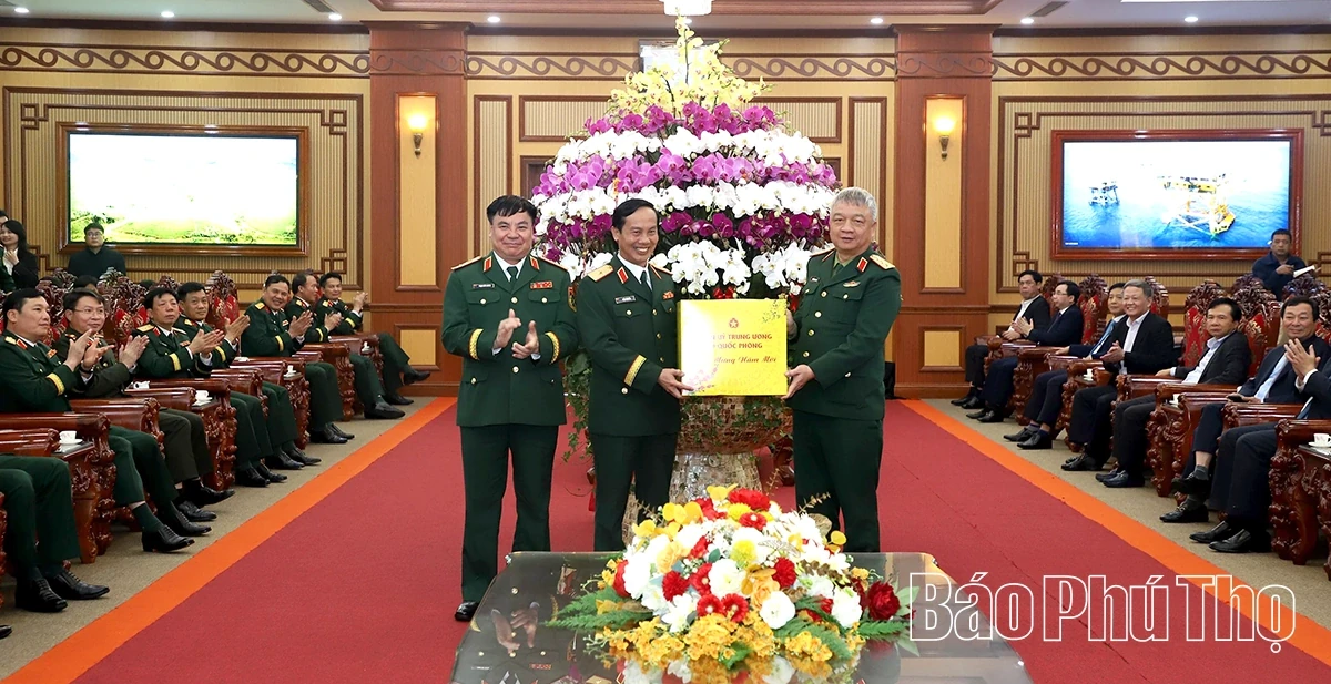 State President Luong Cuong Visits and Extends Tet Wishes to the Armed Forces of Military Region 2