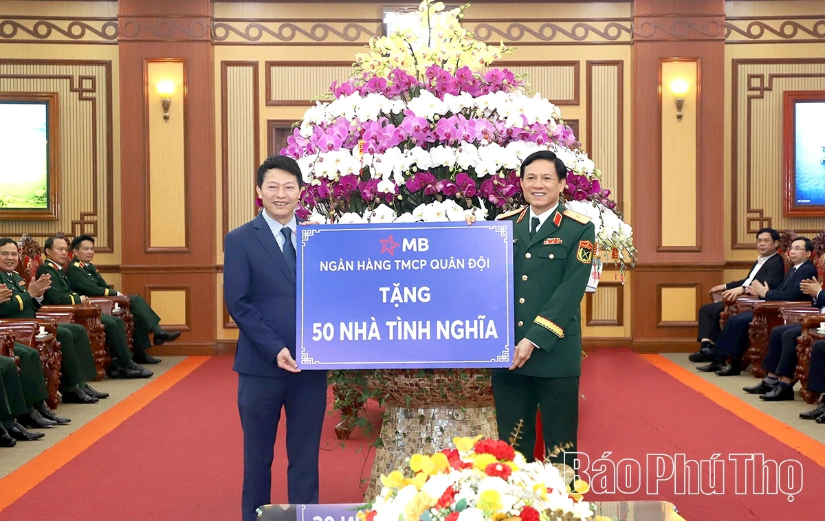 State President Luong Cuong Visits and Extends Tet Wishes to the Armed Forces of Military Region 2
