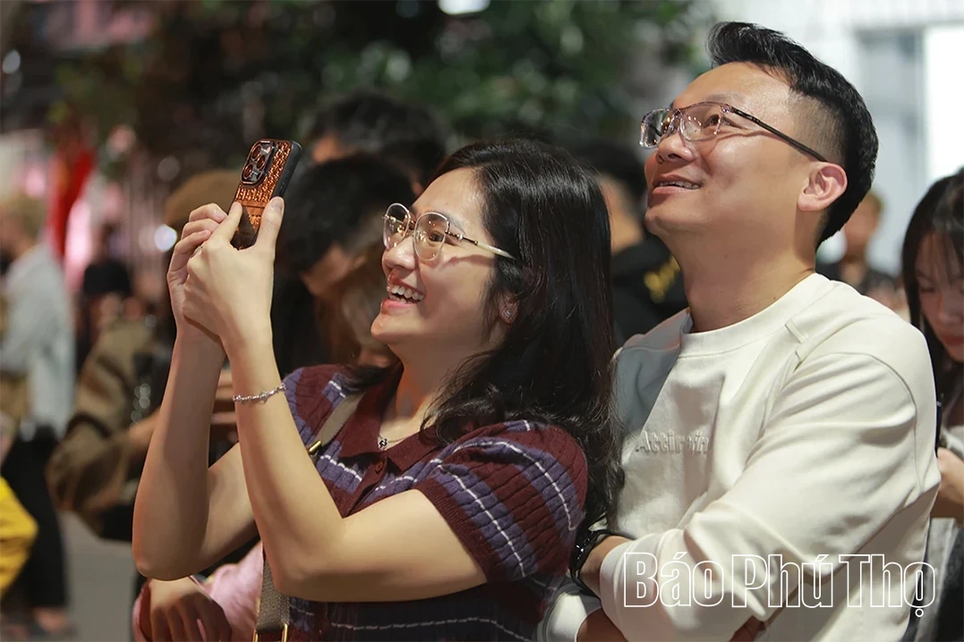 Brilliant Fireworks Welcome the Year of the Horse 2026