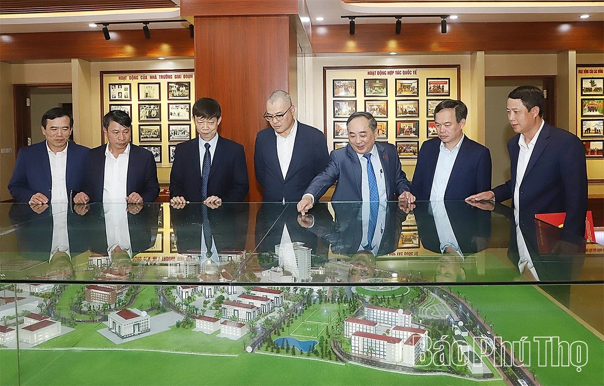 Provincial Party Secretary Pham Dai Duong Visits and Extends New Year Greetings to Hung Vuong University
