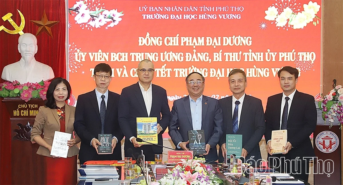 Provincial Party Secretary Pham Dai Duong Visits and Extends New Year Greetings to Hung Vuong University