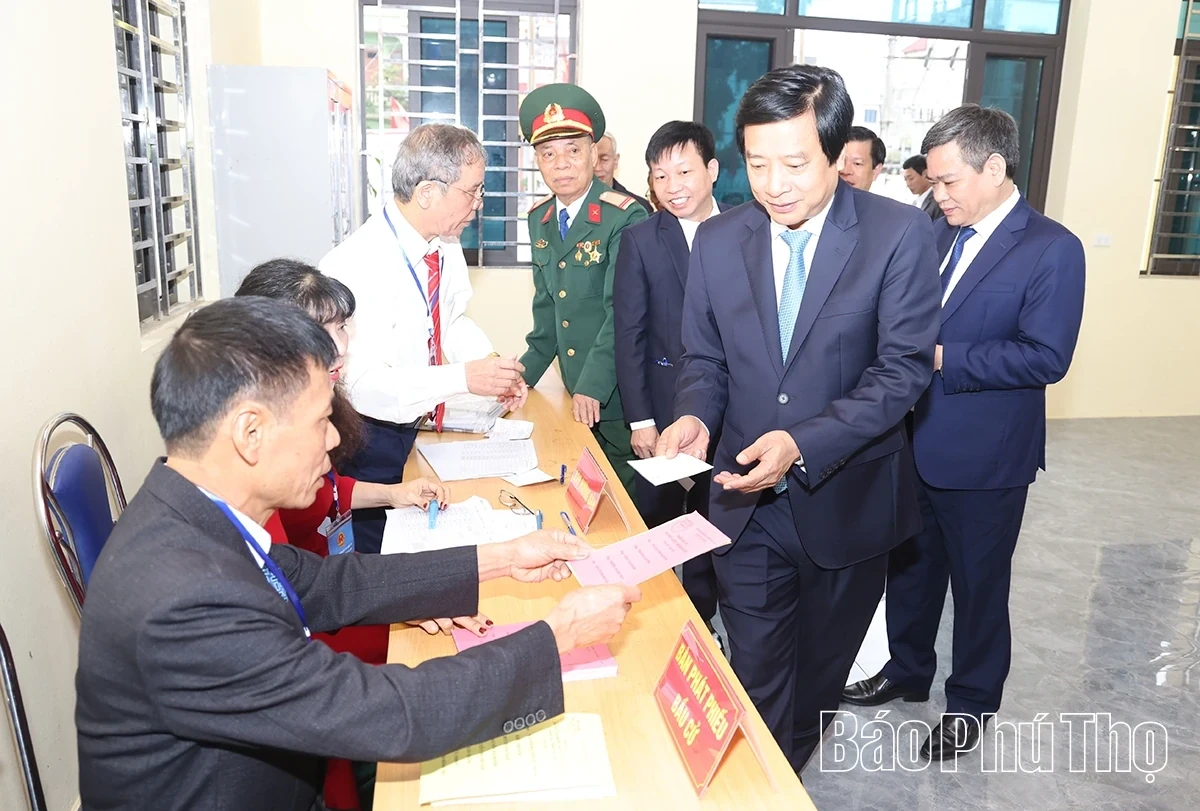 Deputy Secretary of the Provincial Party Committee Nguyen Manh Son Attends Opening Ceremony and Casts Vote in Lam Thao Commune