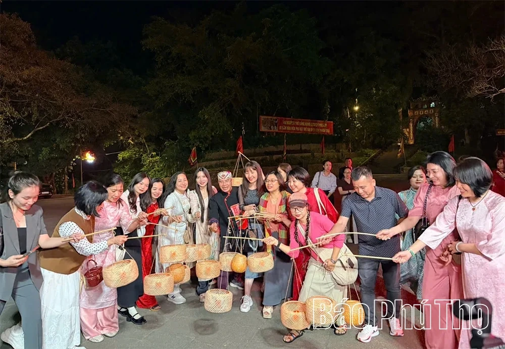 The Impression of Hung Kings Temple Night Tour