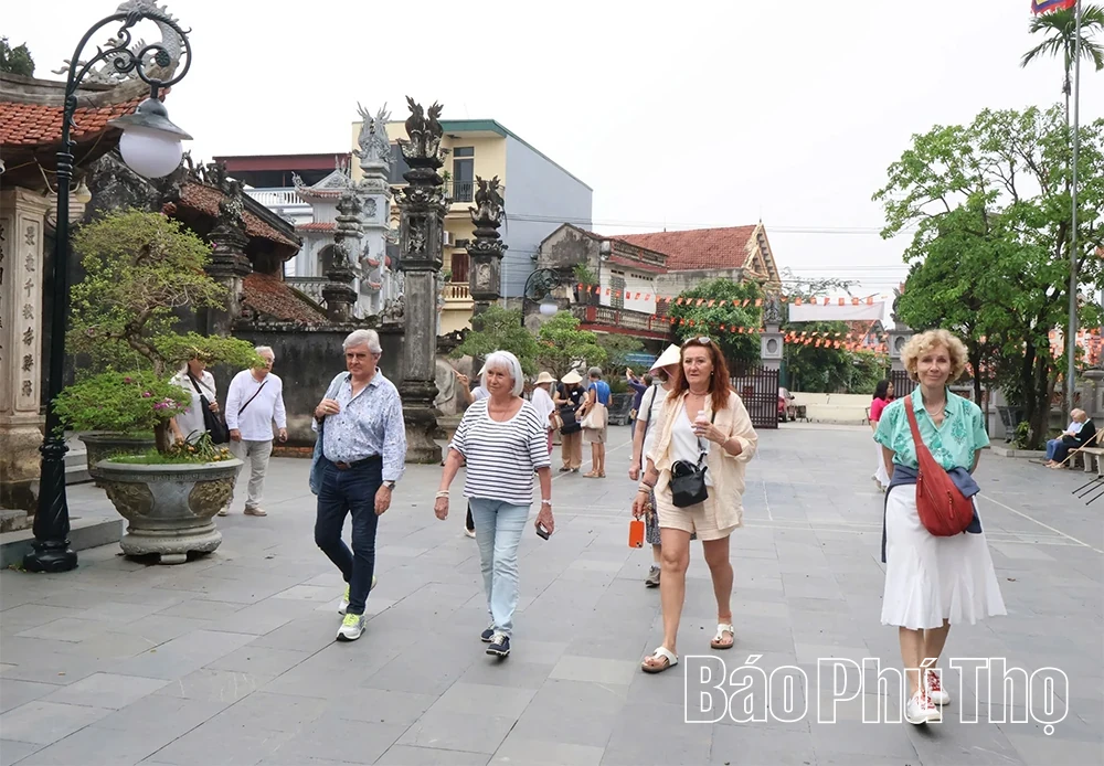 Ancient Village Welcomes Western Travelers