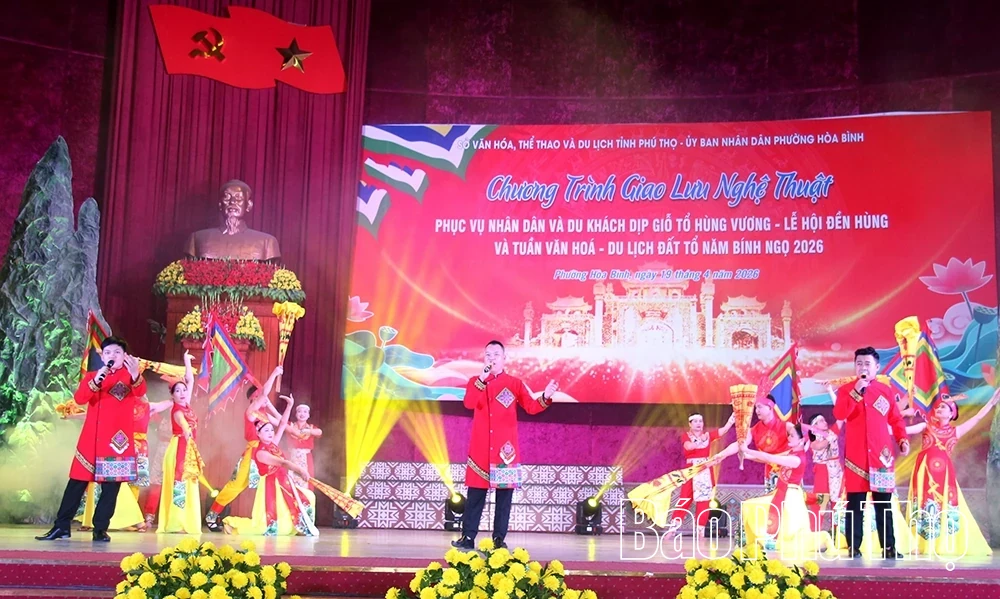 Artistic Exchanges Serve the Public During the Hung Temple Festival in Hoa Binh and Vinh Phuc Wards