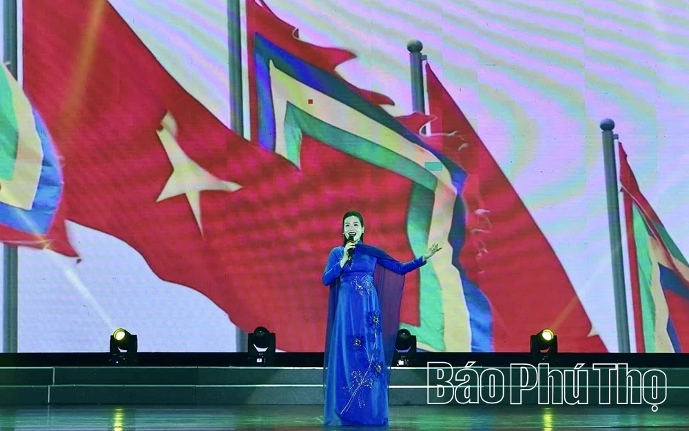 Artistic Exchanges Serve the Public During the Hung Temple Festival in Hoa Binh and Vinh Phuc Wards