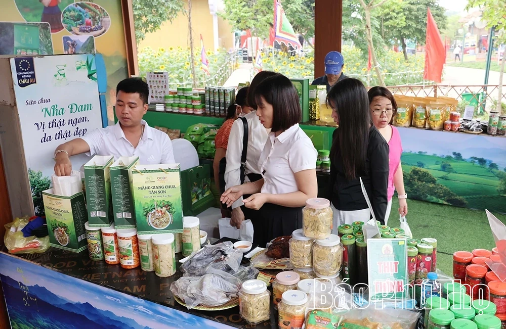 Promoting Signature Products of the Ancestral Land at the Hung Kings Festival