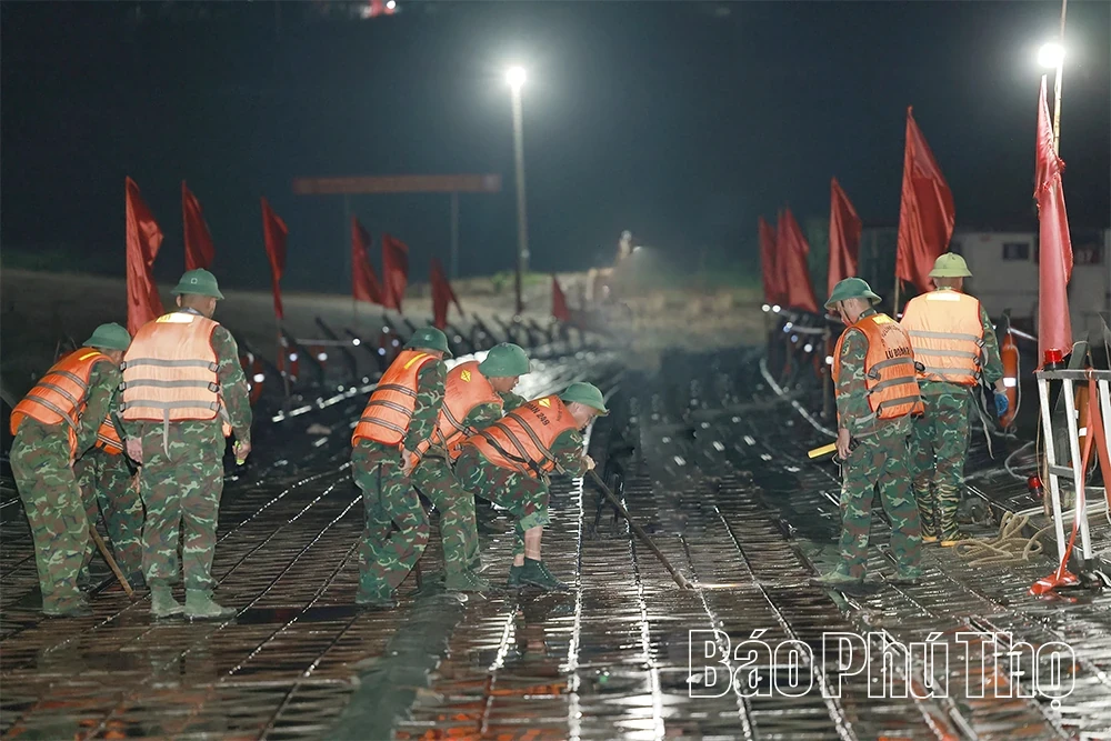 Safeguarding the Traffic Arterry Over the Doan Hung Pontoon Bridge