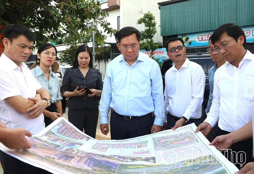 Chairman of the Provincial Peoples Committee Tran Duy Dong Inspects Progress of Social Housing Projects in Viet Tri Urban Area