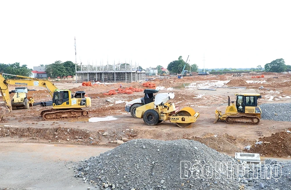 Chairman of the Provincial Peoples Committee Tran Duy Dong Inspects Progress of Social Housing Projects in Viet Tri Urban Area