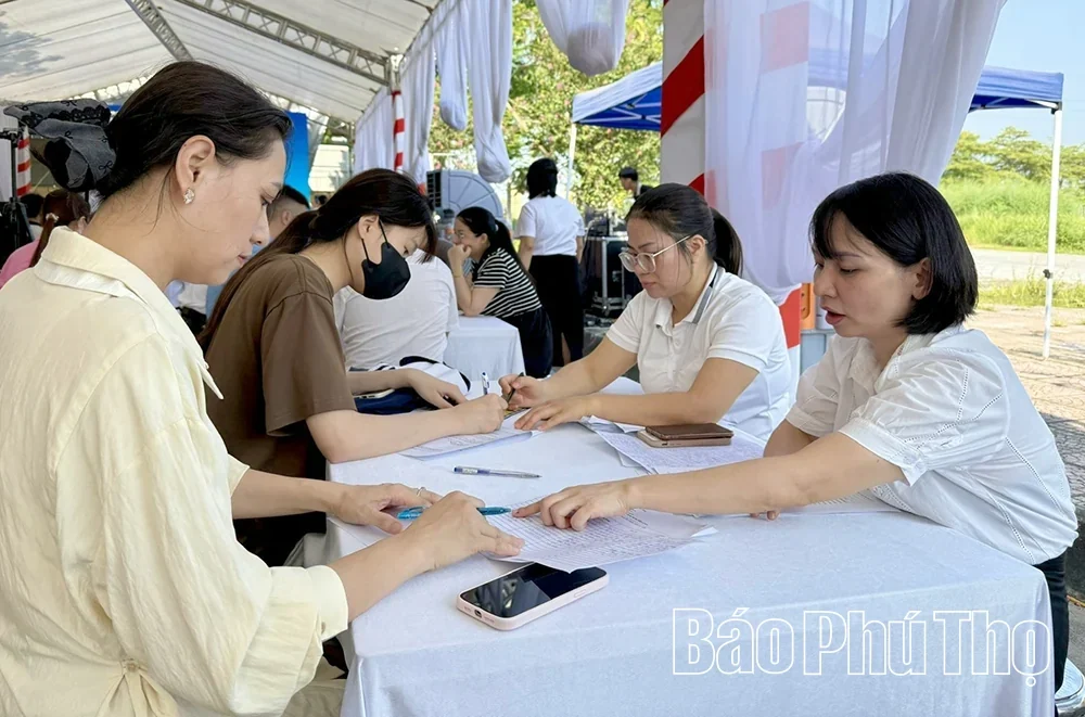 Job Fair in Vinh Tuong Commune Attracts Nearly 300 Job Seekers