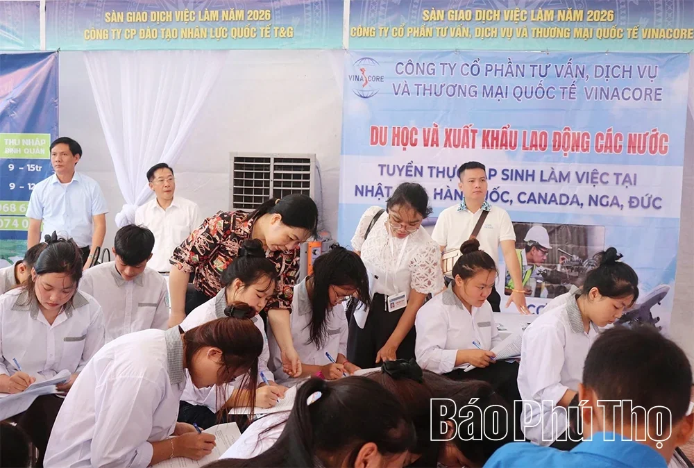 More Than 300 Workers Attend Mobile Job Fair in Van Son Commune