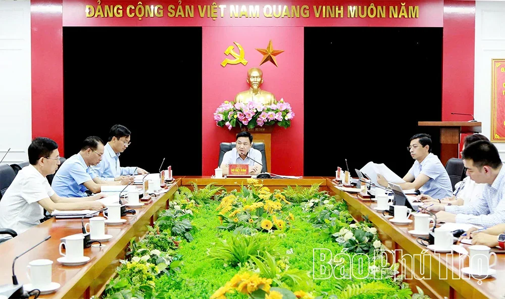 Vice Chairman of the Provincial Peoples Committee Vu Viet Van Listens to Reports on Social Housing and Urban Development Projects