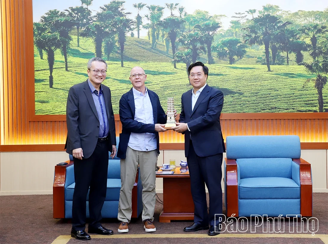 Chairman of the Provincial Peoples Committee Tran Duy Dong Receives and Works with the Executive Office of Compal Global