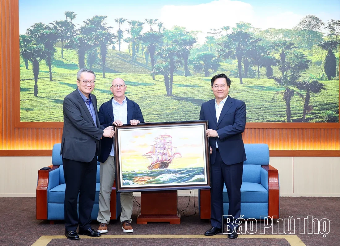 Chairman of the Provincial Peoples Committee Tran Duy Dong Receives and Works with the Executive Office of Compal Global