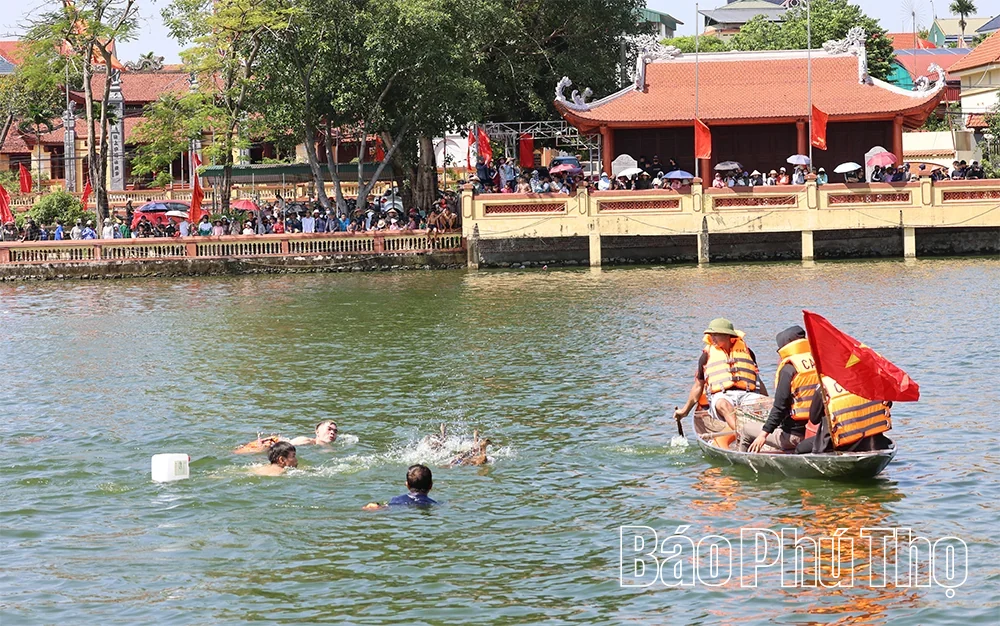Phung Nguyen Commune: Duck Catching Swimming Game Creates Strong Appeal During September 2 Holiday