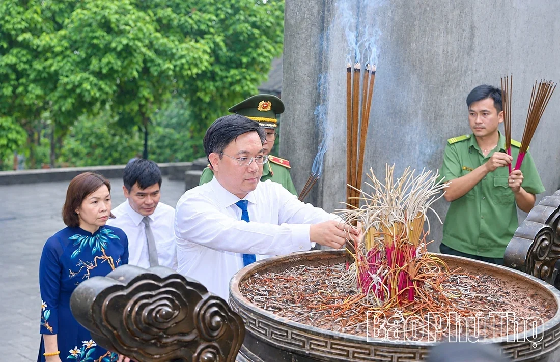 Incense Offering in Commemoration of the Hung Kings Ahead of the Ceremony Celebrating the 72nd Anniversary of Uncle Hos Visit to Hung Temple and the Inauguration of the Monument Uncle Ho with the National Festival