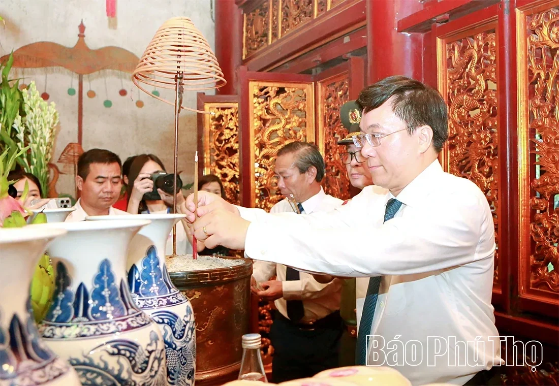 Incense Offering in Commemoration of the Hung Kings Ahead of the Ceremony Celebrating the 72nd Anniversary of Uncle Hos Visit to Hung Temple and the Inauguration of the Monument Uncle Ho with the National Festival
