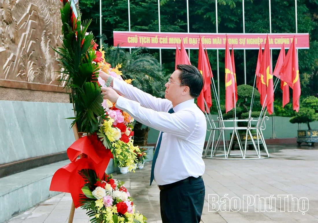 Incense Offering in Commemoration of the Hung Kings Ahead of the Ceremony Celebrating the 72nd Anniversary of Uncle Hos Visit to Hung Temple and the Inauguration of the Monument Uncle Ho with the National Festival