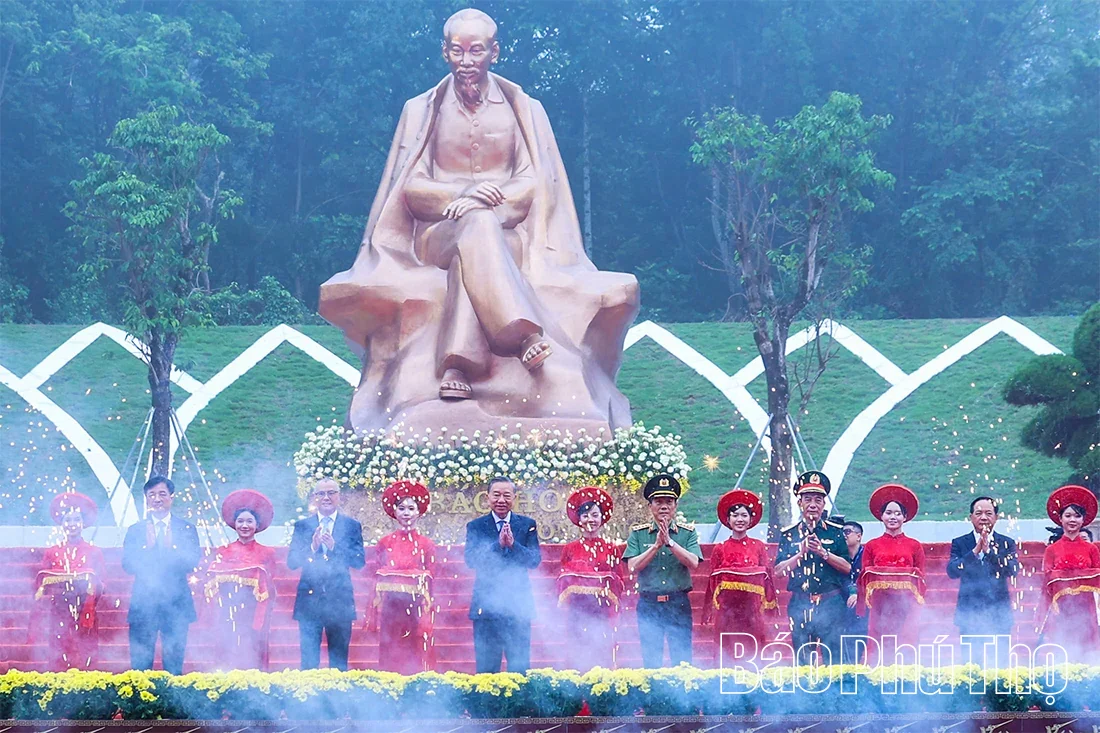 Celebrating the 72nd Anniversary of Uncle Hos Visit to Hung Kings Temple and the Inauguration of the Monument Uncle Ho with the National Festival