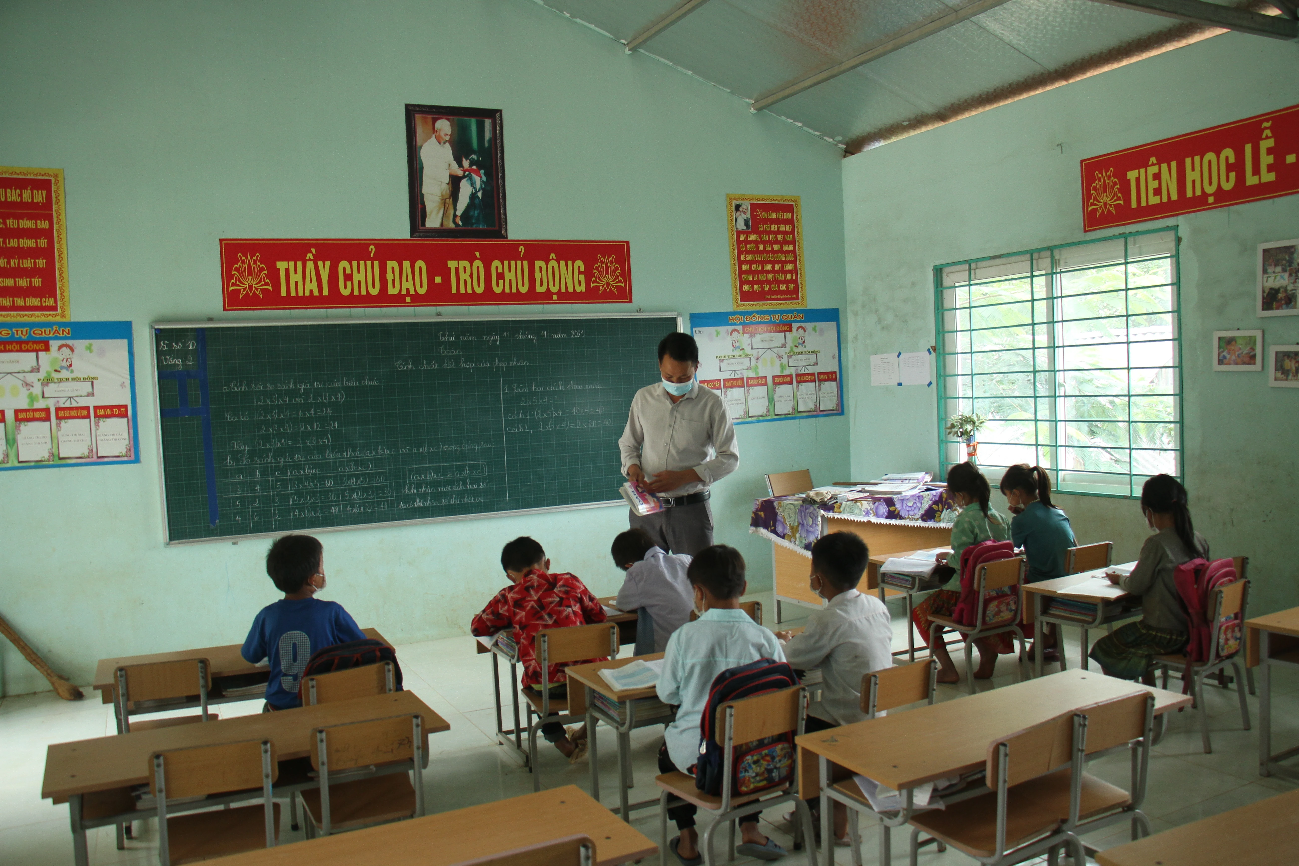 [E-Magazine] - Ngày 20 - 11 đặc biệt của những thầy giáo gieo chữ trên rẻo cao Trung Thắng
