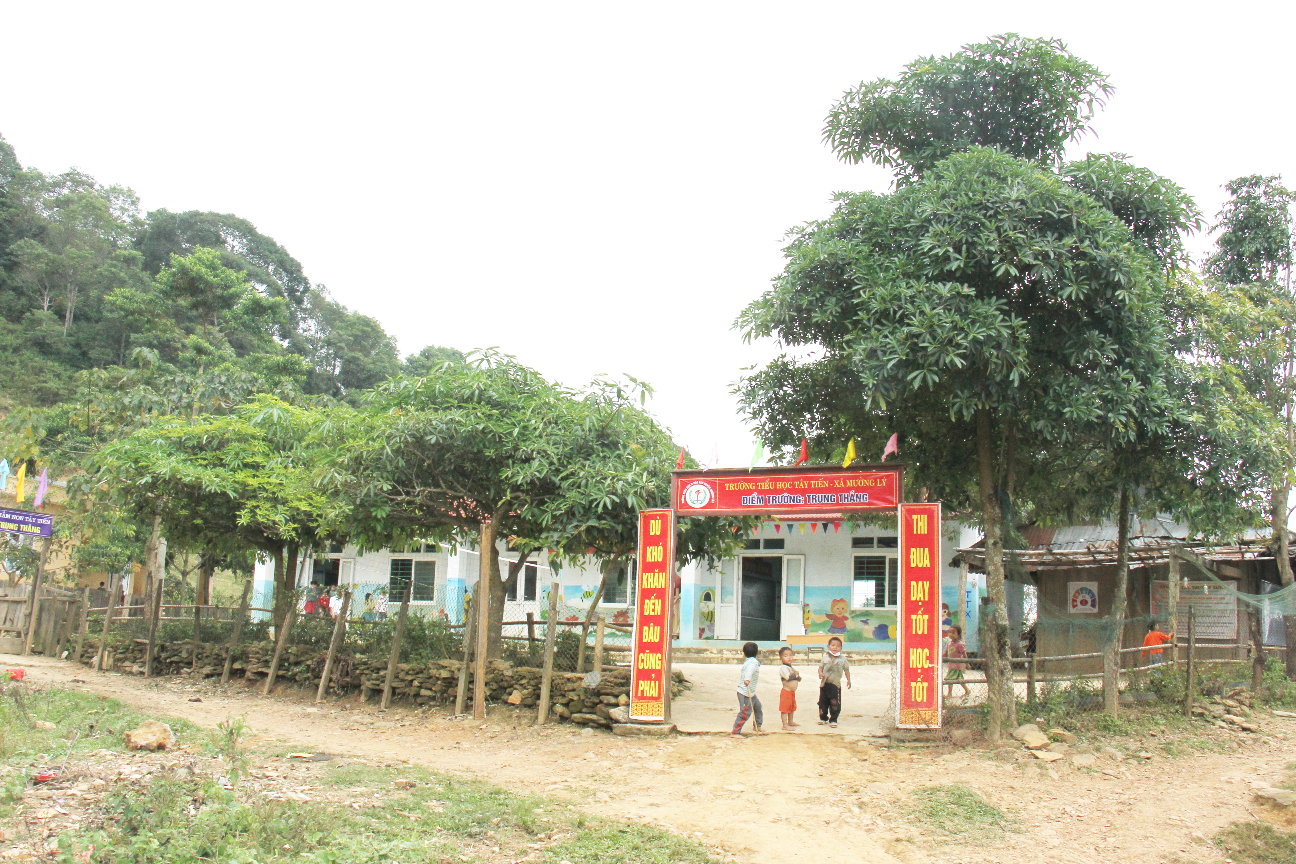 [E-Magazine] - Ngày 20 - 11 đặc biệt của những thầy giáo gieo chữ trên rẻo cao Trung Thắng