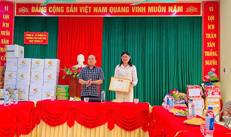 Theo chồng “gieo chữ” nơi vùng cao