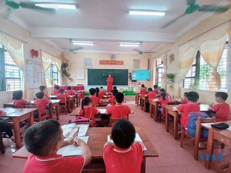 Cô giáo tiểu học hết mình vì học sinh thân yêu