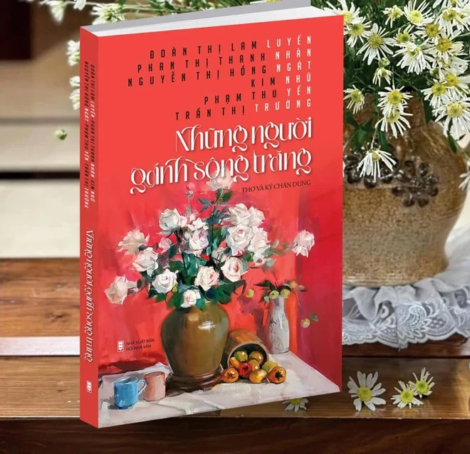 Những người gánh sông trăng: Tập thơ của 6 nữ tác giả kỳ cựu trên văn đàn Việt