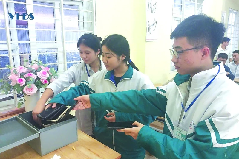 Có cần thiết cho học sinh dùng điện thoại trên lớp?