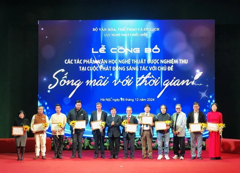 35 tác phẩm nghệ thuật xuất sắc về chủ đề “Sống mãi với thời gian”