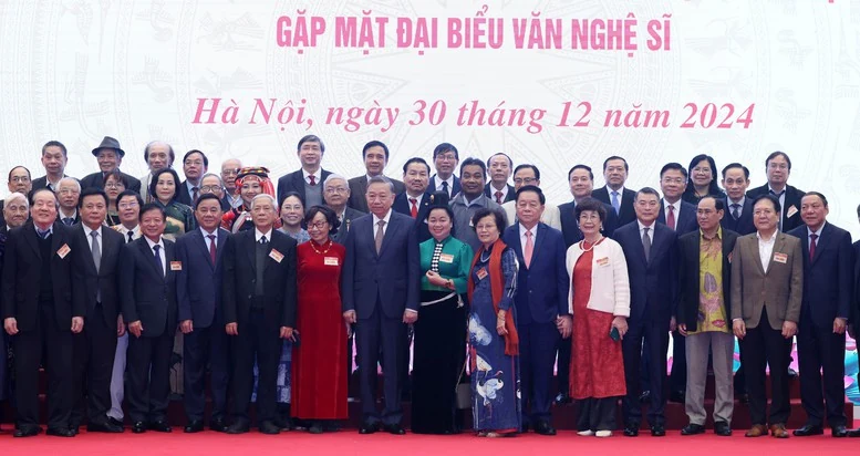 Sứ mệnh cao cả nhất của văn nghệ sĩ cách mạng là kiến tạo nhân cách văn hóa, xây dựng con người XHCN